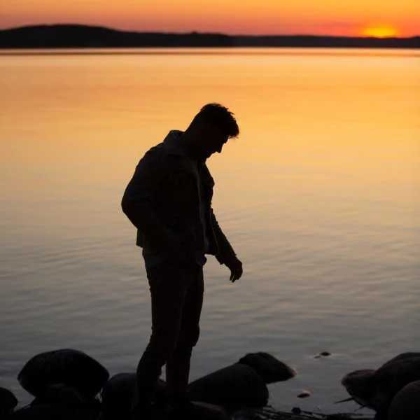 دانلود آهنگ کی میخواد برام بسازه این همه قاب طلا