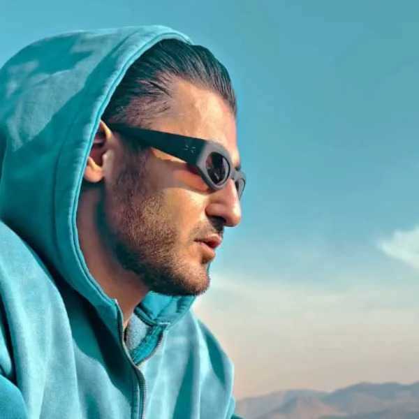 دانلود آهنگ دیگه قایم نمیشم پشت خنده ام